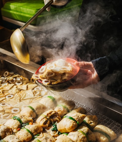 拿碗盛食物的人